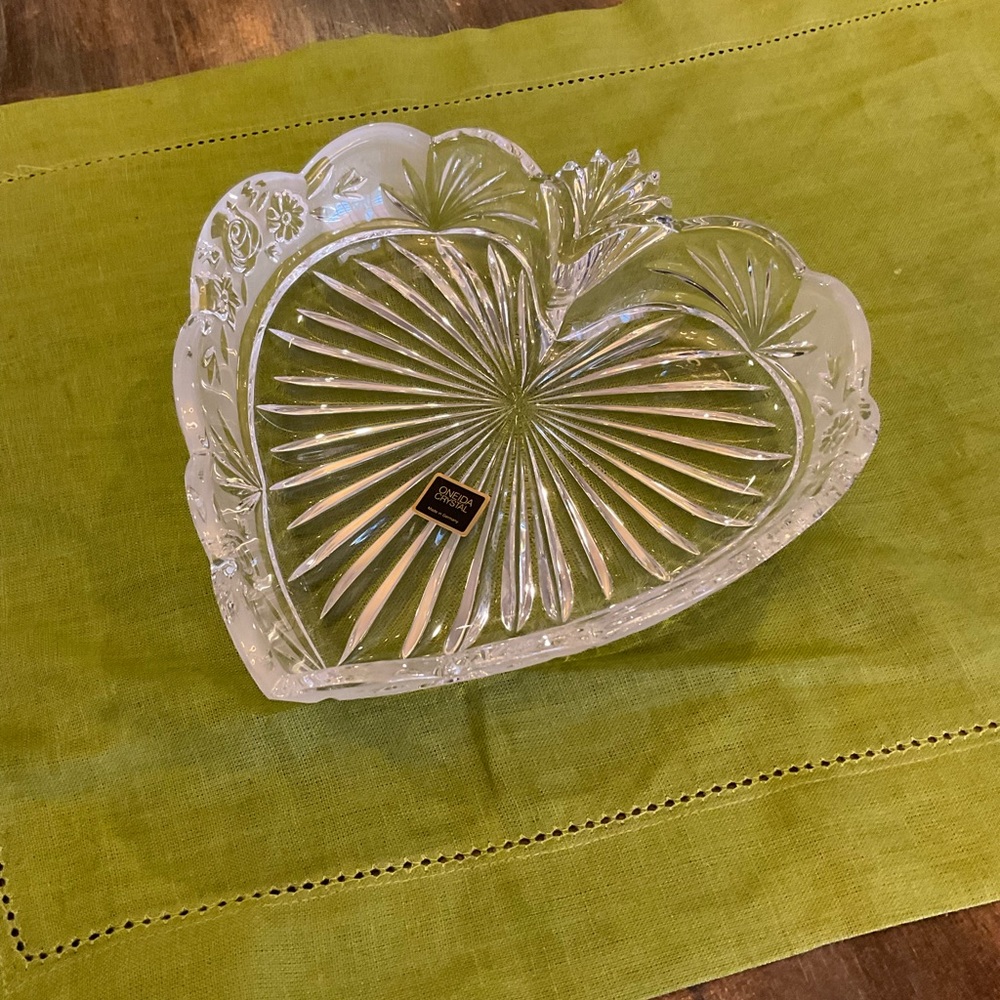 Oneida Crystal 8 inch Heart-Shaped Dish Beutifully Etched